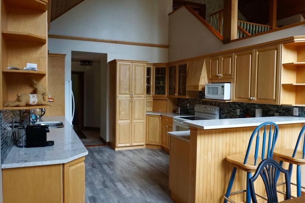 Chalet Style Cottage Near Shawnigan Lake Eksteriør billede