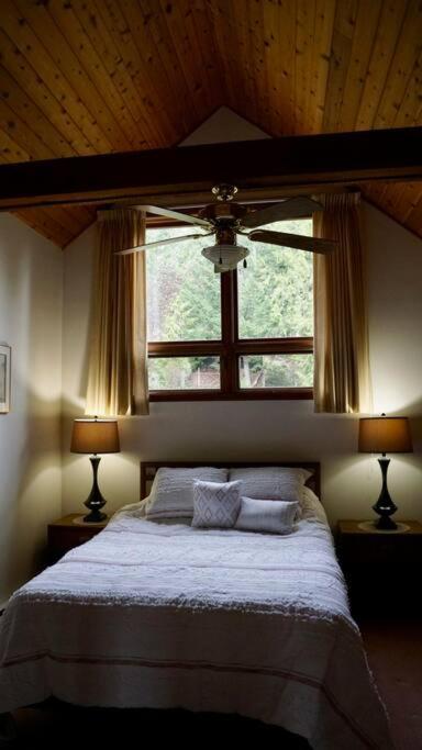 Chalet Style Cottage Near Shawnigan Lake Eksteriør billede