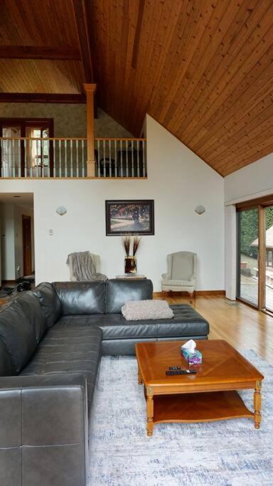 Chalet Style Cottage Near Shawnigan Lake Eksteriør billede