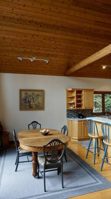 Chalet Style Cottage Near Shawnigan Lake Eksteriør billede