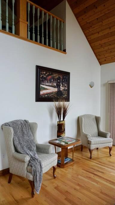 Chalet Style Cottage Near Shawnigan Lake Eksteriør billede
